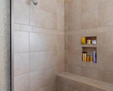 Wilgotna łazienka bez pleśni: sprawdzony plan na ograniczenie zarodników i brzydkiego zapachu