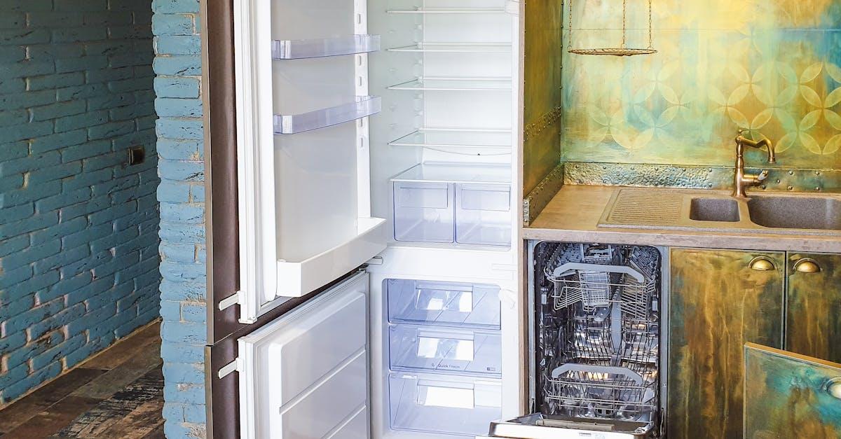 Rodzinna lodówka bez chaosu: sprytne triki, które od razu zwolnią miejsce