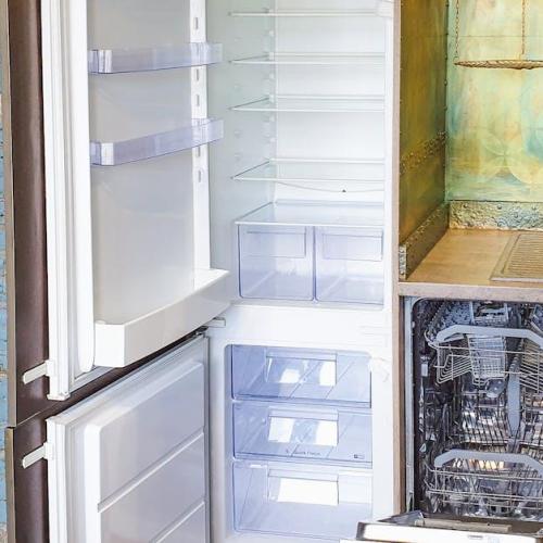 Rodzinna lodówka bez chaosu: sprytne triki, które od razu zwolnią miejsce