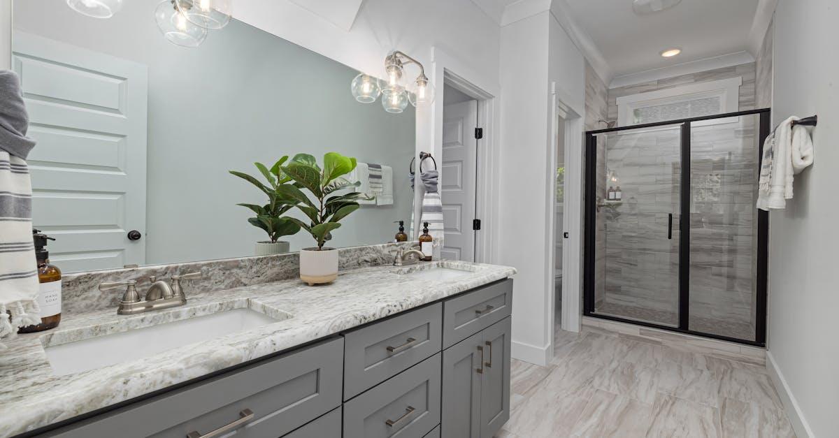 Wysokie szafki w łazience pod kontrolą: 17 sprawdzonych sposobów na porządek i łatwy dostęp