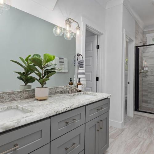 Wysokie szafki w łazience pod kontrolą: 17 sprawdzonych sposobów na porządek i łatwy dostęp