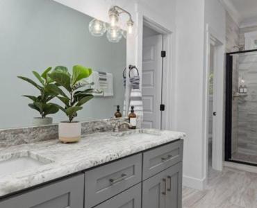 Wysokie szafki w łazience pod kontrolą: 17 sprawdzonych sposobów na porządek i łatwy dostęp