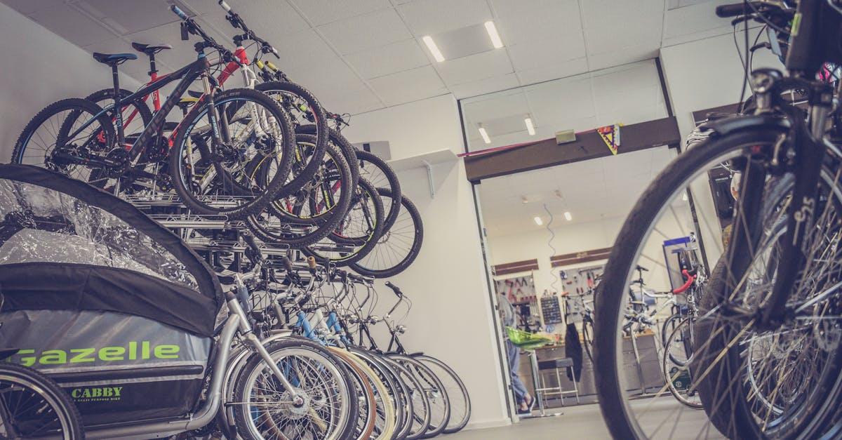 Odzyskaj miejsce w garażu: sprytne wiszące stojaki na rowery – jak dobrać idealny model