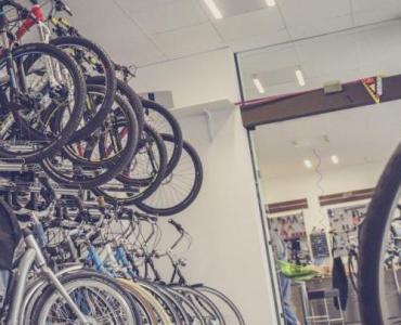 Odzyskaj miejsce w garażu: sprytne wiszące stojaki na rowery – jak dobrać idealny model