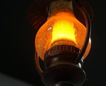 Natura nad głową: 14 stylowych sposobów na lampy z abażurami z traw morskich