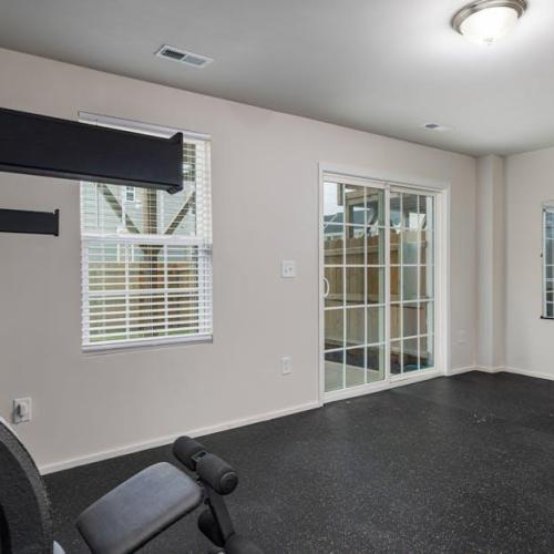 Domowa siłownia na medal: jak zaplanować przestrzeń i dobrać maty, by trenować wygodnie i bez hałasu