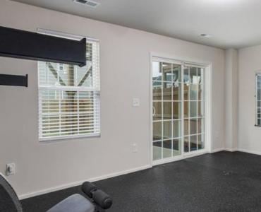 Domowa siłownia na medal: jak zaplanować przestrzeń i dobrać maty, by trenować wygodnie i bez hałasu