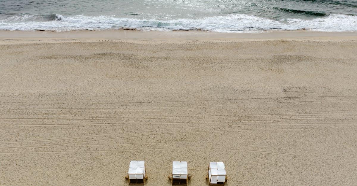 Lśniące i ultralekkie: 10 pomysłów na leżaki z polerowanego aluminium do ogrodu i na taras