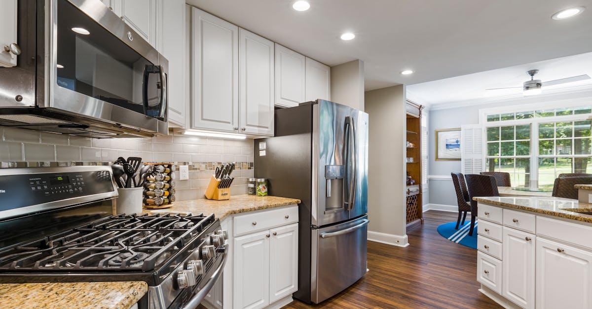 Przytulność w wersji premium: urządzamy jadalnię z krzesłami o obłych liniach i miękkiej tapicerce