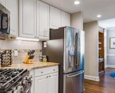 Przytulność w wersji premium: urządzamy jadalnię z krzesłami o obłych liniach i miękkiej tapicerce