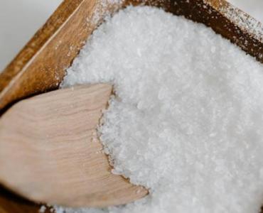 Zmywarka na diecie: jak bez wysiłku ograniczyć zużycie soli i zachować lśniące naczynia