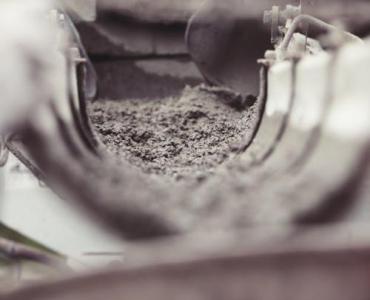 Supergładka i odporna posadzka: wylewka cementowa z włóknem polipropylenowym – prosty przewodnik dla majsterkowiczów