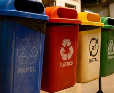 Koniec z chaosem pod zlewem: wybierz metalowe kosze do segregacji, które przetrwają lata