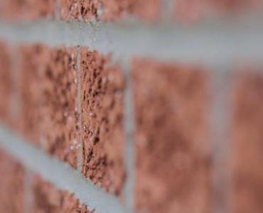 Silikaty, które trzymają ciepło: docieplenie ścian granulatem perlitowym krok po kroku