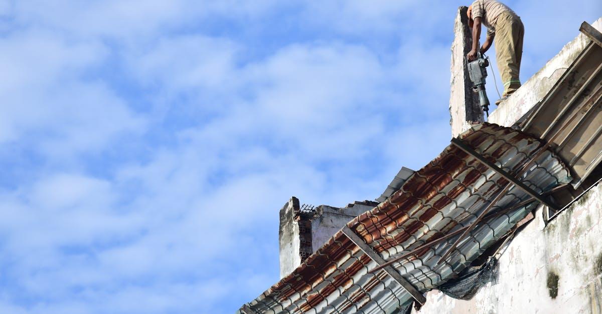 Nowe życie dachu: pomysły na szybki i szczelny remont z klejonym gontem bitumicznym