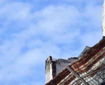 Nowe życie dachu: pomysły na szybki i szczelny remont z klejonym gontem bitumicznym